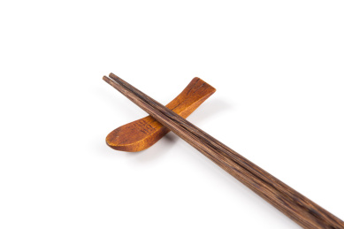 白底上的一双木筷子