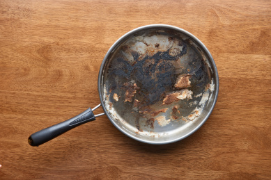 粘连在平底锅锅底上的食物残渣