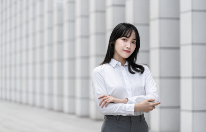 商务女性在室外的形象照