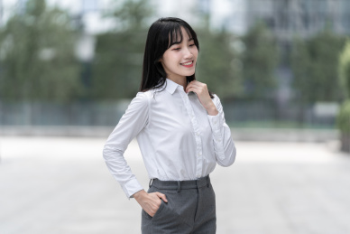 商务女性在室外的形象照