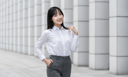 商务女性在室外的形象照