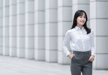 商务女性在室外的形象照