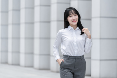 商务女性在室外的形象照