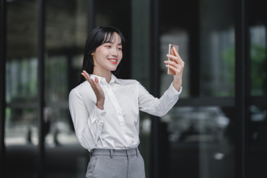 商务女性在室外使用手机