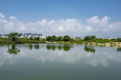 蓝天白云下中国福建连城渔业养殖场