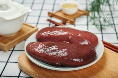 一盘切开的新鲜猪腰子