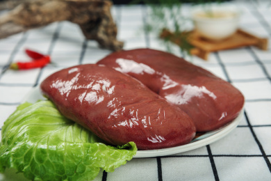 一盘切开的新鲜猪腰子