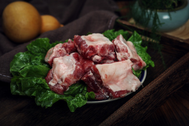 一盘新鲜猪排骨