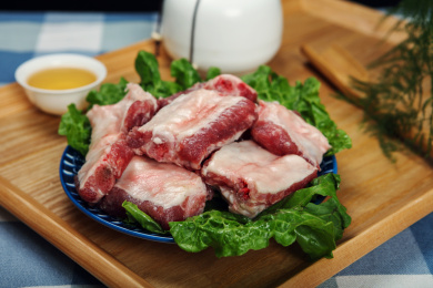 一盘新鲜猪排骨