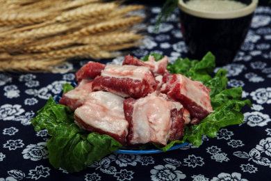 一盘新鲜猪排骨