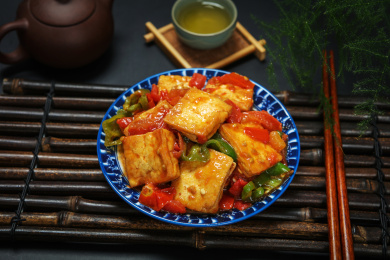 一盘农家菜肴烧汁豆腐