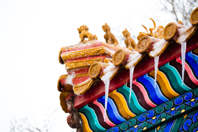 雪中古建筑屋檐脊兽