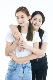 影棚拍摄白色背景的可爱闺蜜少女