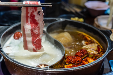 沸腾的火锅涮羊肉