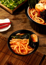 木纹背景上的自热火锅麻辣烫