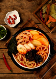 木纹背景上的自热火锅麻辣烫