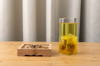 玻璃杯里的赤小豆芡实红薏米茶