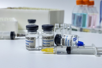 新型冠状病毒疫苗和注射器创意图