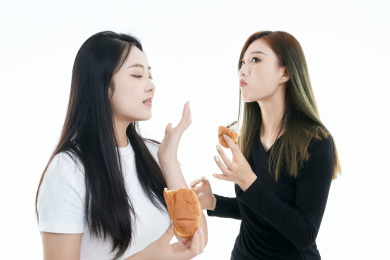 影棚拍摄白色背景的可爱闺蜜少女