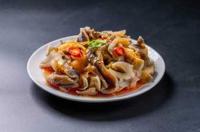 黑色背景上的一盘海螺肉