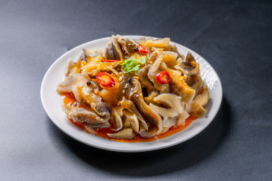 黑色背景上的一盘海螺肉