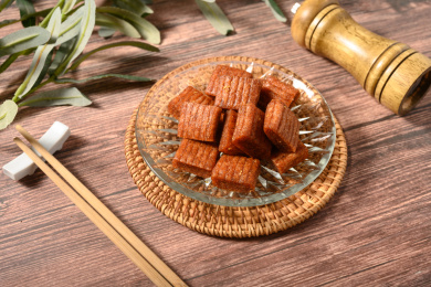桌面上的盘子里的美味可口的小辣条