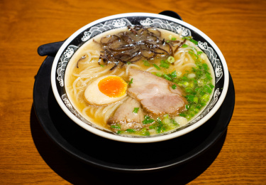 一碗日式豚骨拉面特写