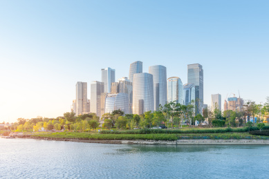 深圳前海CBD和清澈的湖水