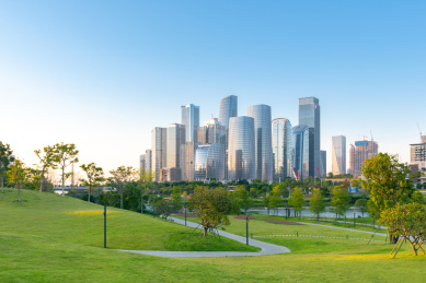 深圳前海自贸区城市建筑群和无人的草坪