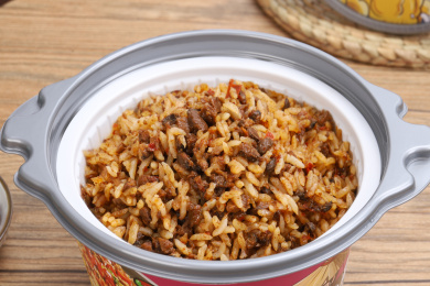 木纹背景上的自加热速食煲仔饭