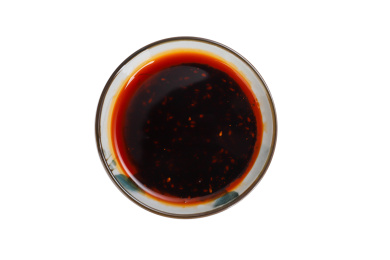 白色背景上小碟子里的陕西油泼辣子辣椒油