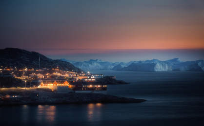 北极，丹麦格陵兰的巨大冰山浮冰海鸟和晨曦
