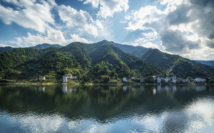 徽州新安江十里画廊青山绿水