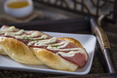 中国风背景的健康早餐培根面包静物特写