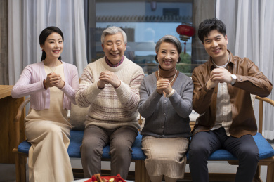 快乐家庭作揖拜年 成年子女