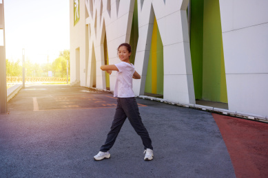 在体育馆外锻炼的女孩