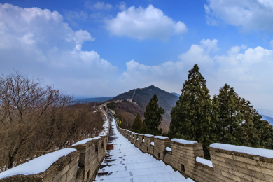中国江苏省南京市冬季雪景珍珠泉山谷长城建筑