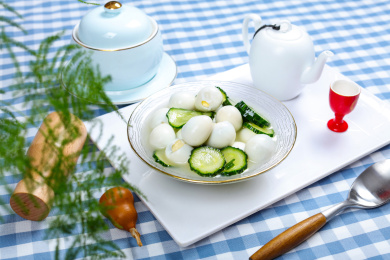 特色美食菜肴鸽子蛋黄瓜汤