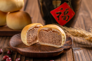 木纹桌上的红豆饼