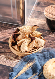 竹编碟子上的陈皮