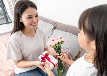 母亲节概念中国小女孩给妈妈送花
