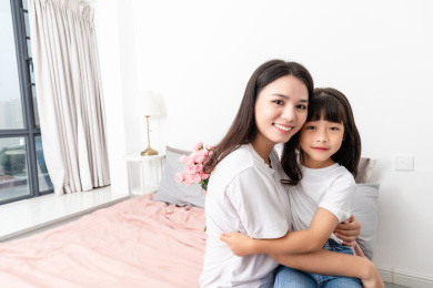 母亲节概念中国小女孩给妈妈送花