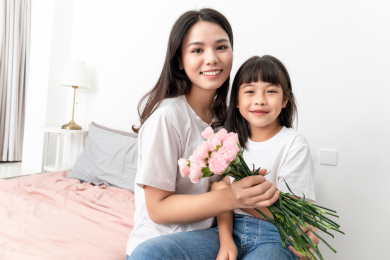 母亲节概念中国小女孩给妈妈送花