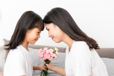 母亲节概念中国小女孩给妈妈送花