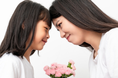 母亲节概念中国小女孩给妈妈送花