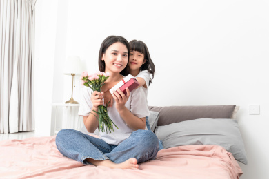 母亲节概念中国小女孩给妈妈送花