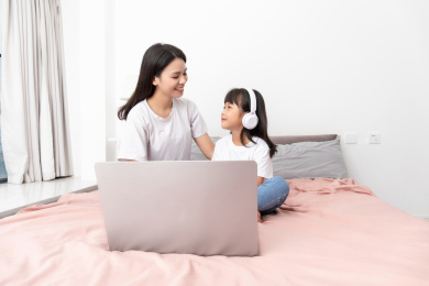 一名中国妈妈在陪女儿上网课