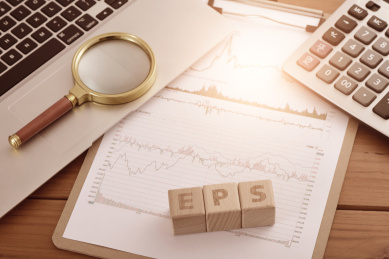 股市图表上摆放着文字积木EPS