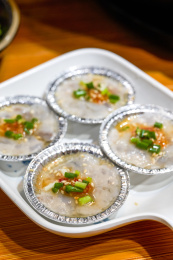 一碟美味的生虾滑食材特写