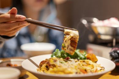 餐桌上的鳗鱼滑蛋饭